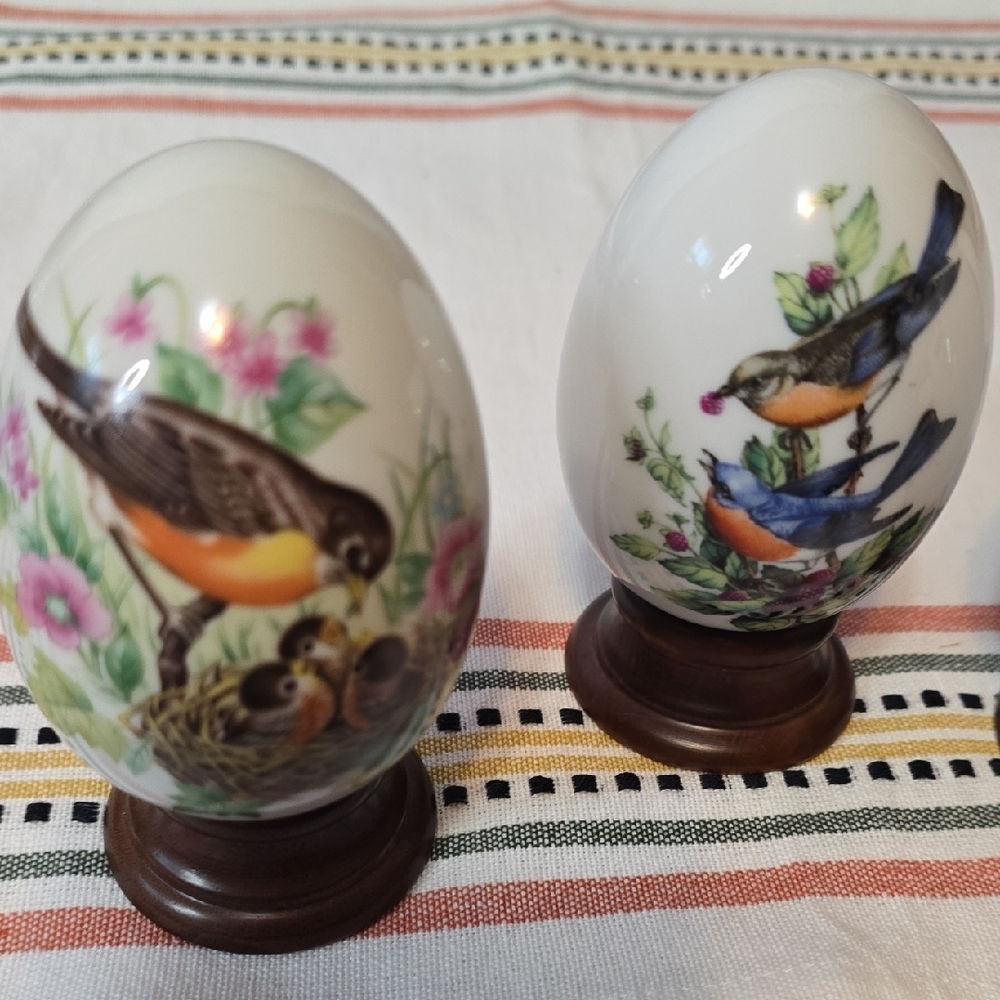 Complete Vintage 1984 Avon Four Seasons Porcelain Eggs Set of 4 with Wood Stands